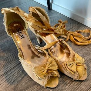 Stylish heels with straps